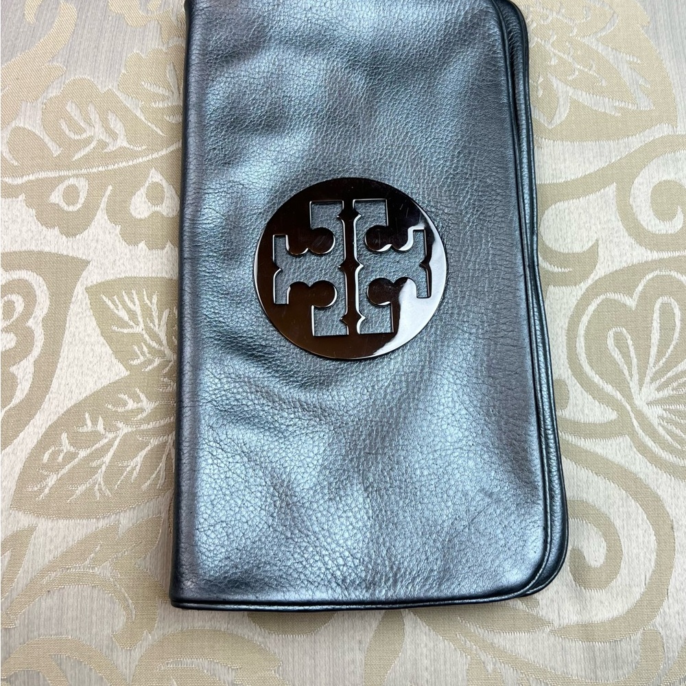 Tory Burch Reva metallic leather fold-over clutch Logo (Without Shoulder Strap) - Picture 2 of 10